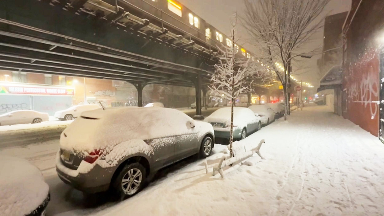ইতিহাসের অন্যতম ভয়াবহ তুষারঝড়ের শঙ্কায় আচ্ছন্ন নিউইয়র্ক