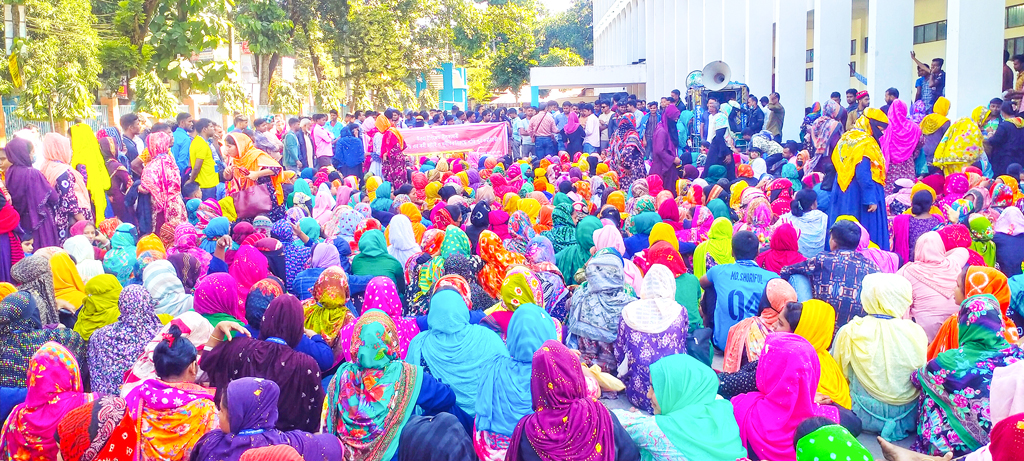 নীলফামারীতে উত্তরা ইপিজেডের সনিক কারখানার শ্রমিকদের অবস্থান কর্মসূচি