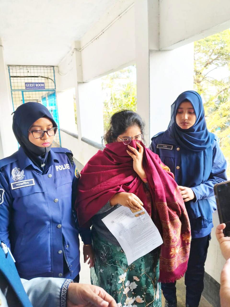 প্রাথমিকে শিক্ষক নিয়োগ পরীক্ষা: বরগুনায় যুবলীগ নেতার স্ত্রী ডিভাইসসহ আটক