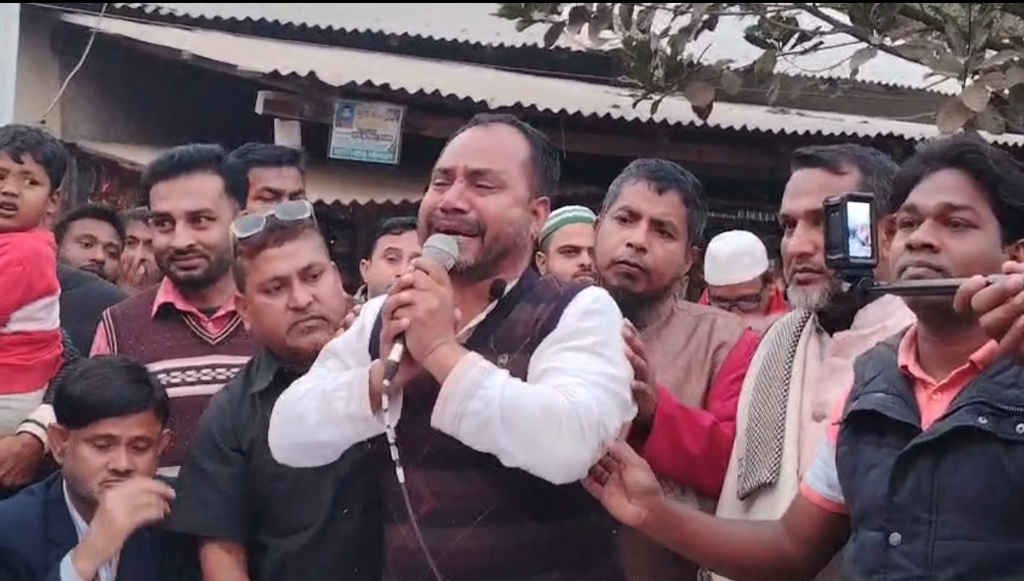 পথসভায় কেঁদেকেটে মাটিতে লুটিয়ে পড়ে ভোট চাইলেন যুবদল নেতা, পেলেন শোকজ