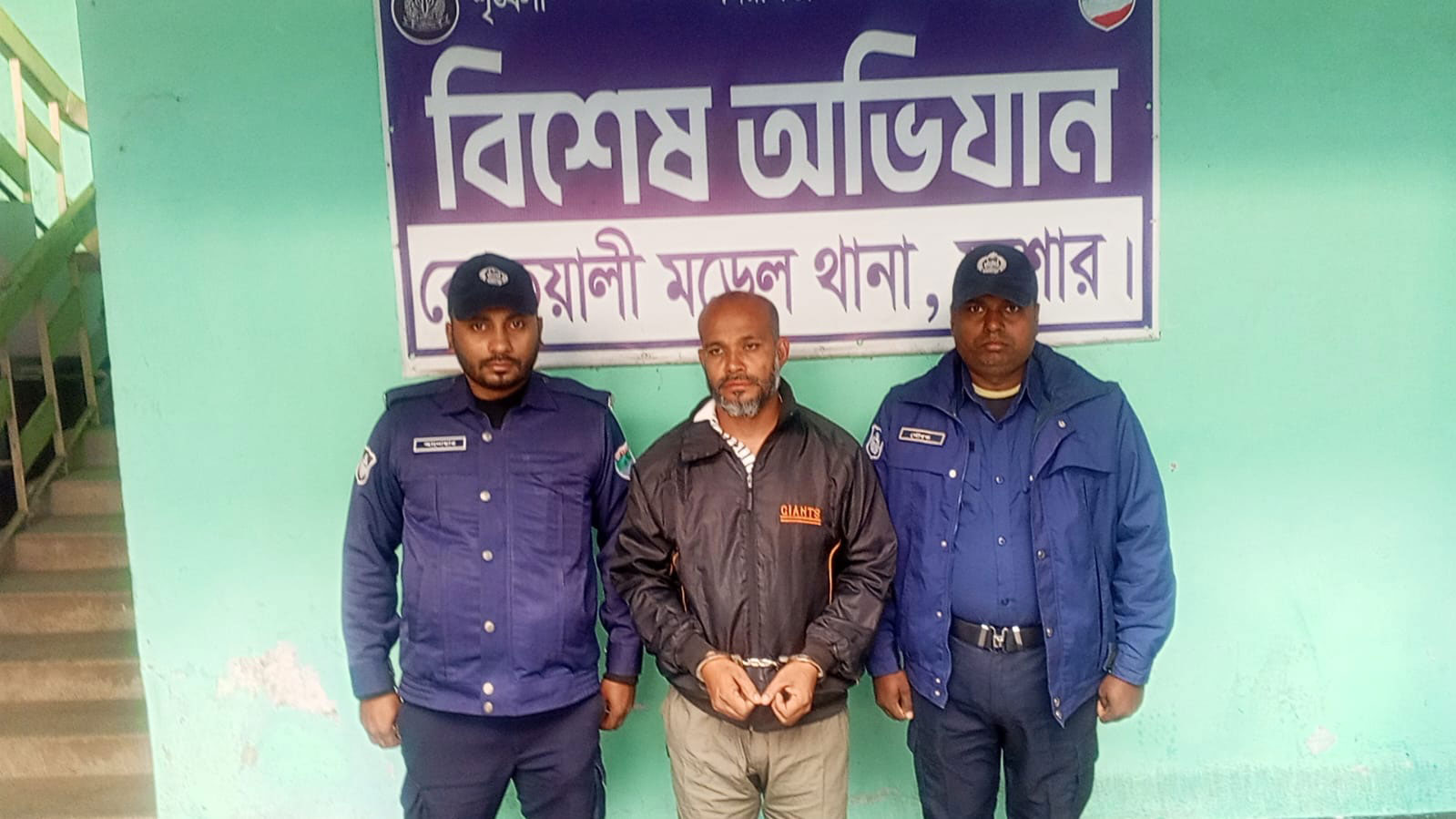 ককটেল-পেট্রলবোমাসহ যুবদল নেতা আটক