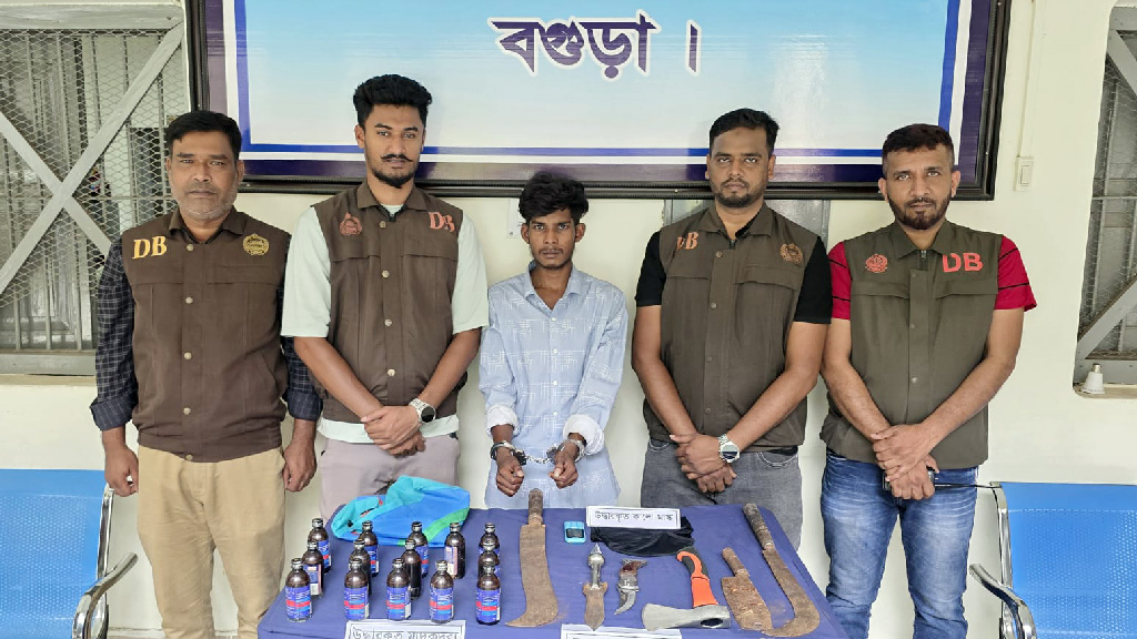 বগুড়ায় মাদক ও দেশীয় অস্ত্রসহ যুবক গ্রেপ্তার
