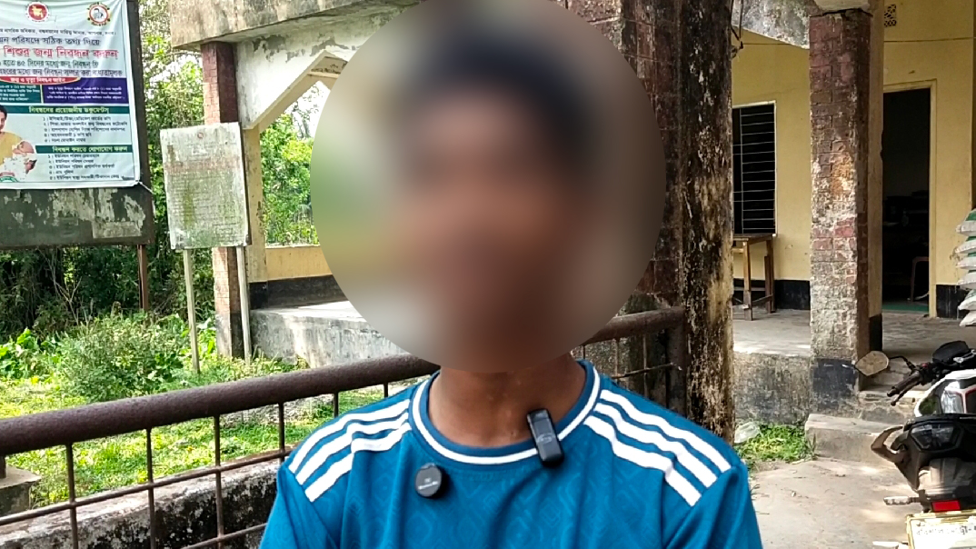 নেছারাবাদে পিতৃপরিচয়ের দাবিতে যুবকের দ্বারে দ্বারে ধরনা