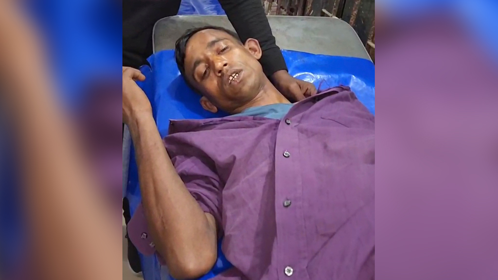 স্বতন্ত্র প্রার্থীর লিফলেট বিতরণ করায় প্রতিবন্ধী যুবককে মারধর