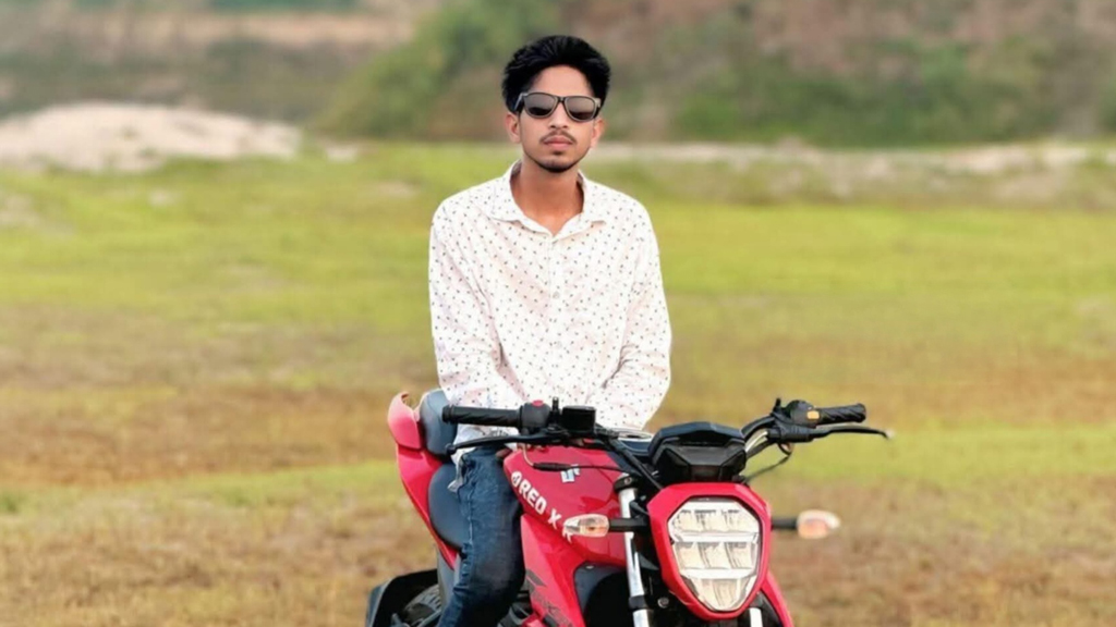 ঘরের সামনে পড়ে ছিল যুবকের লাশ, পরিবারের দাবি হত্যাকাণ্ড