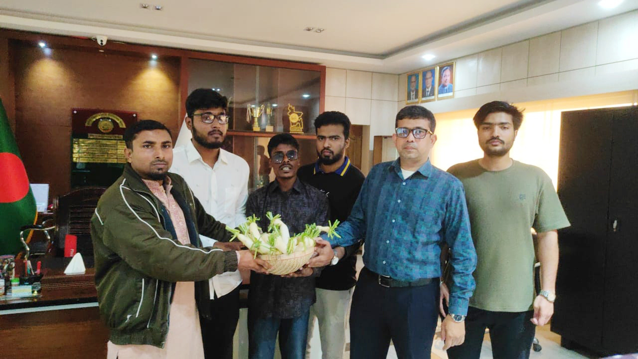 ‘মুলা’ উপহার দিয়ে যবিপ্রবি শিক্ষার্থীদের ব্যতিক্রমী প্রতিবাদ