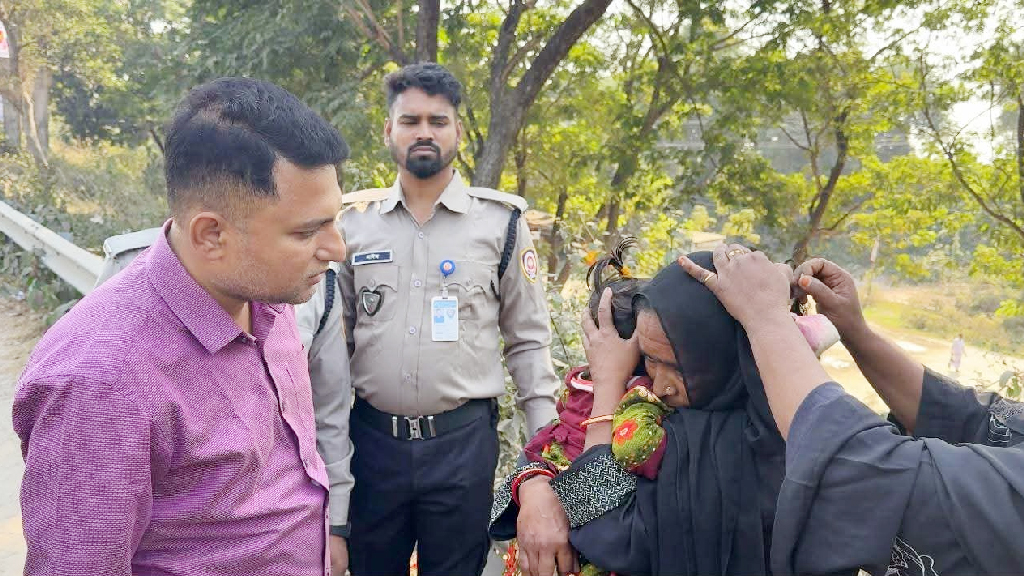 খোঁপার বাঁধন খুলতেই বেরিয়ে এল ২ হাজার ইয়াবা, নারী আটক