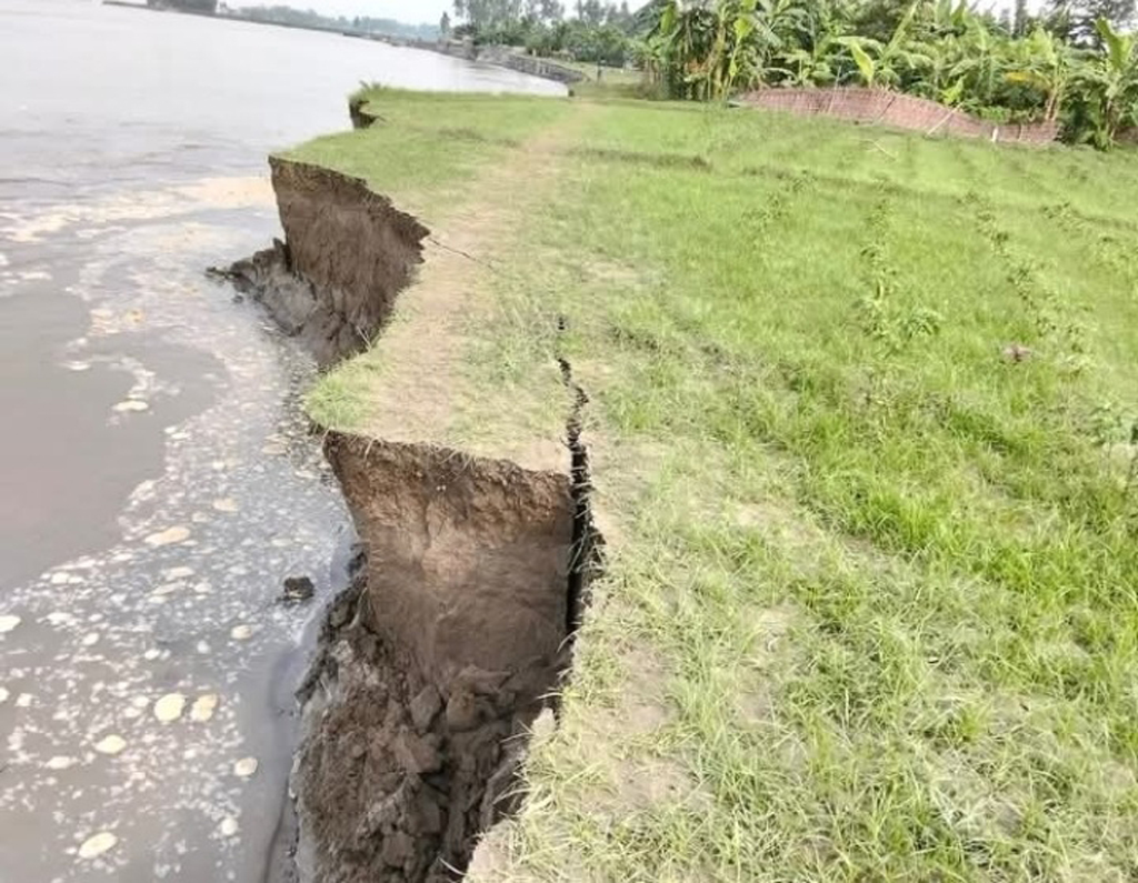 ইসলামপুরের সাপধরী ইউনিয়নে যমুনা নদীতে তীব্র ভাঙন দেখা দিয়েছে। ছবি: আজকের পত্রিকা