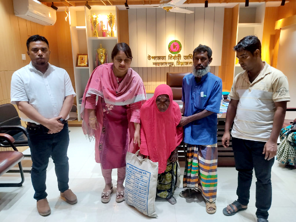 যমুনার ভাঙনে নিঃস্ব শতবর্ষী রহিতননেছা পেলেন সহায়তা