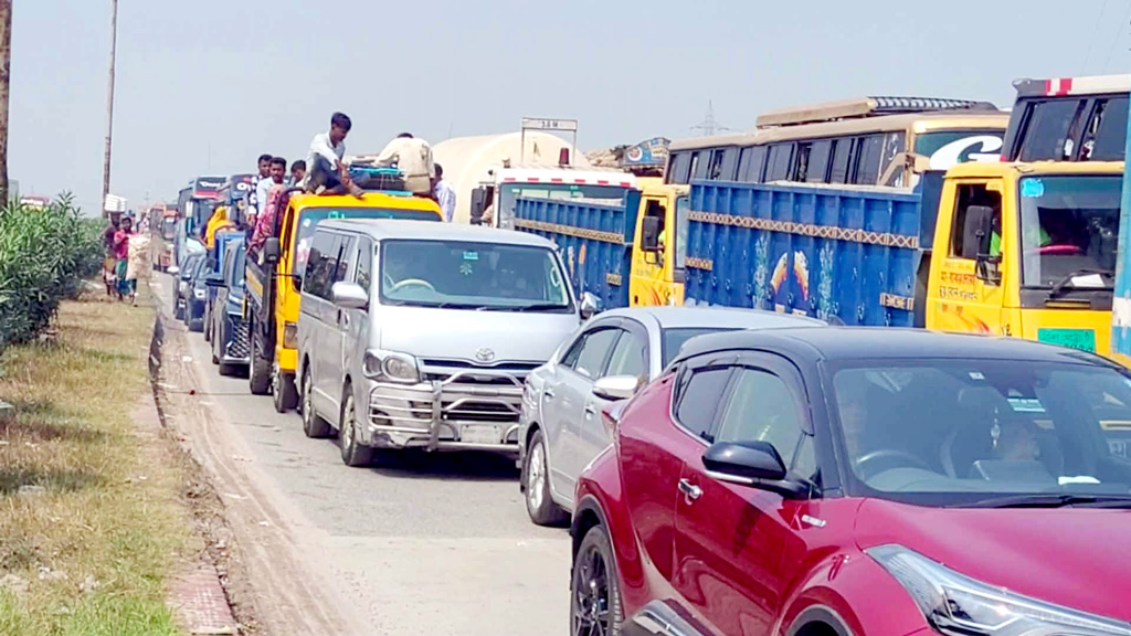 ঈদের ছুটি শেষে যমুনা সেতু এলাকায় যানজট, চার লেনে ঢাকামুখী চলাচল