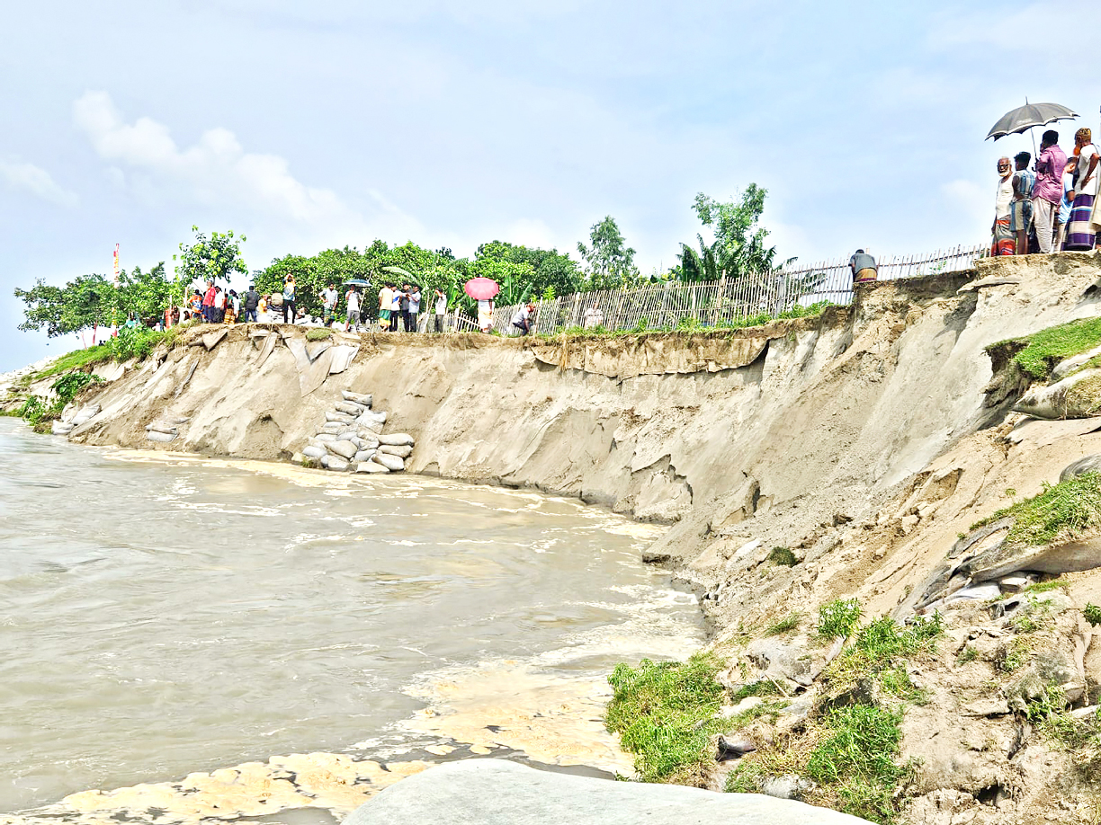বগুড়ার ধুনট: আবারও যমুনার বাঁধে ১০০ মিটার ধস, আতঙ্ক