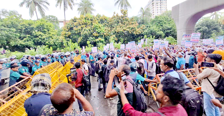 বেসরকারি প্রাথমিক শিক্ষকদের যমুনা পদযাত্রায় পুলিশের বাধা, সাউন্ড গ্রেনেড নিক্ষেপ