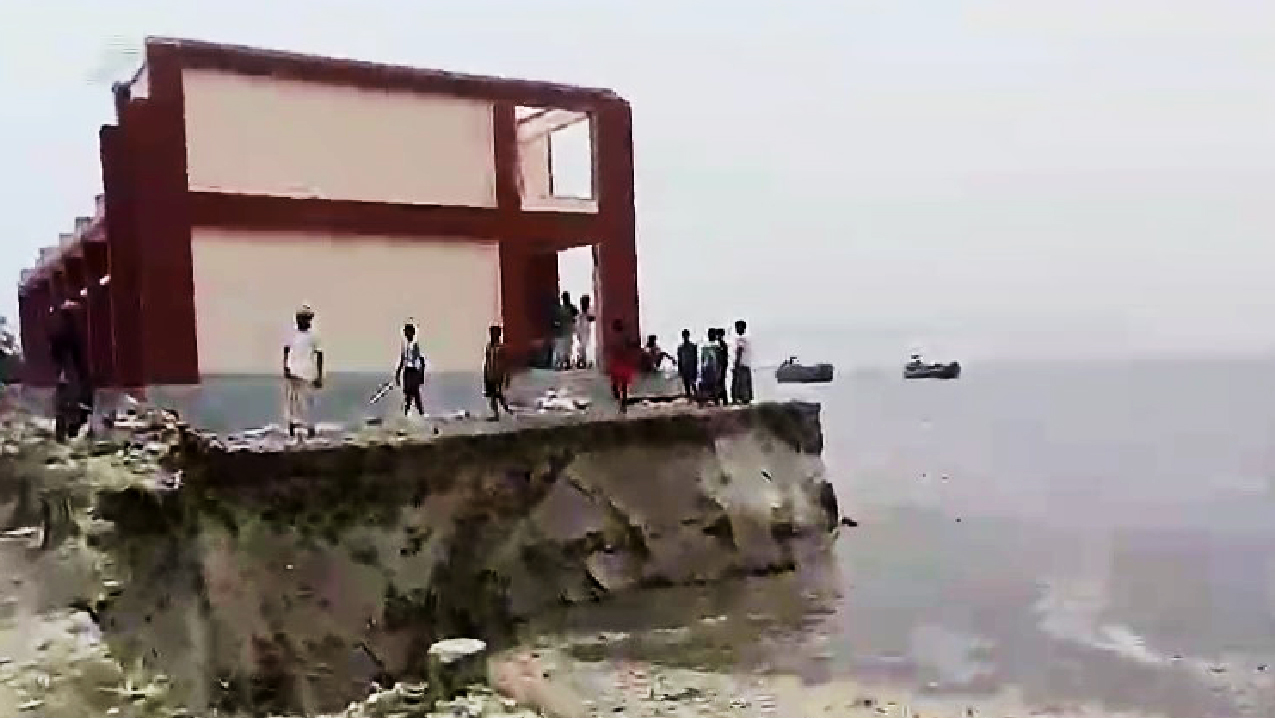 যমুনার পাড়ে বর্ষা মানেই ভাঙন