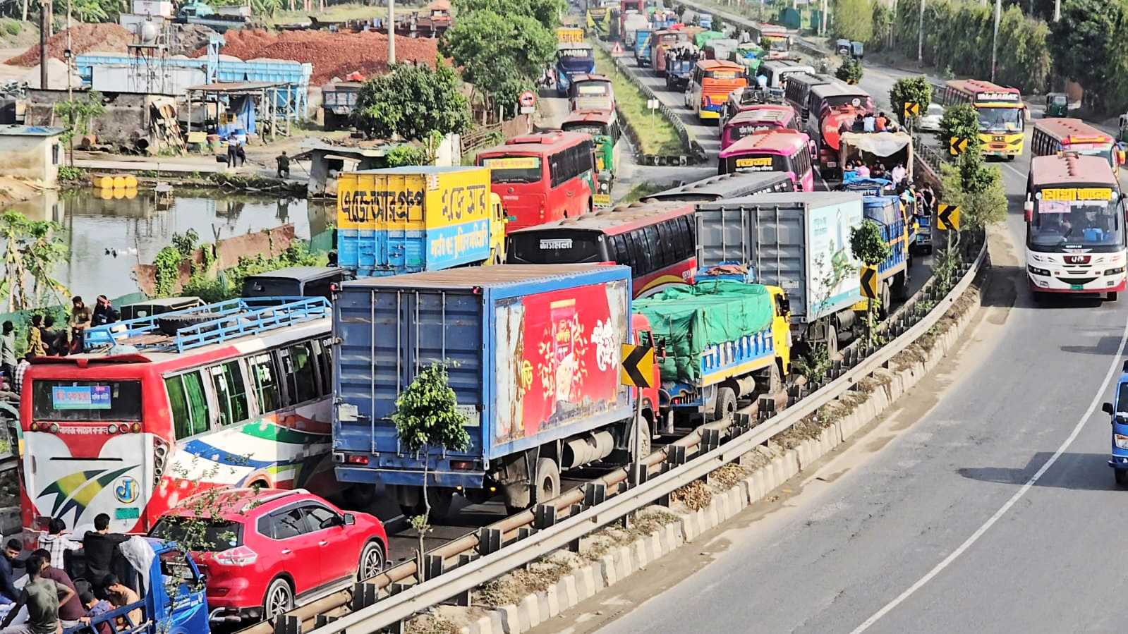 ঢাকা-টাঙ্গাইল যমুনা সেতু মহাসড়কে ২০ কিলোমিটারে যানবাহনের ধীরগতি