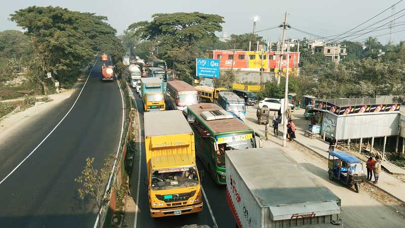 কাভার্ড ভ্যান বিকল হয়ে ঢাকা-চট্টগ্রাম মহাসড়কে ১০ কিলোমিটারজুড়ে যানজট