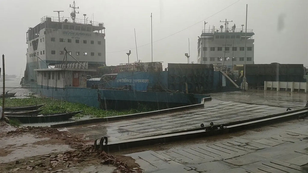 দৌলতদিয়া ফেরিঘাটে ৩ শতাধিক পণ্যবাহী ট্রাকের সারি