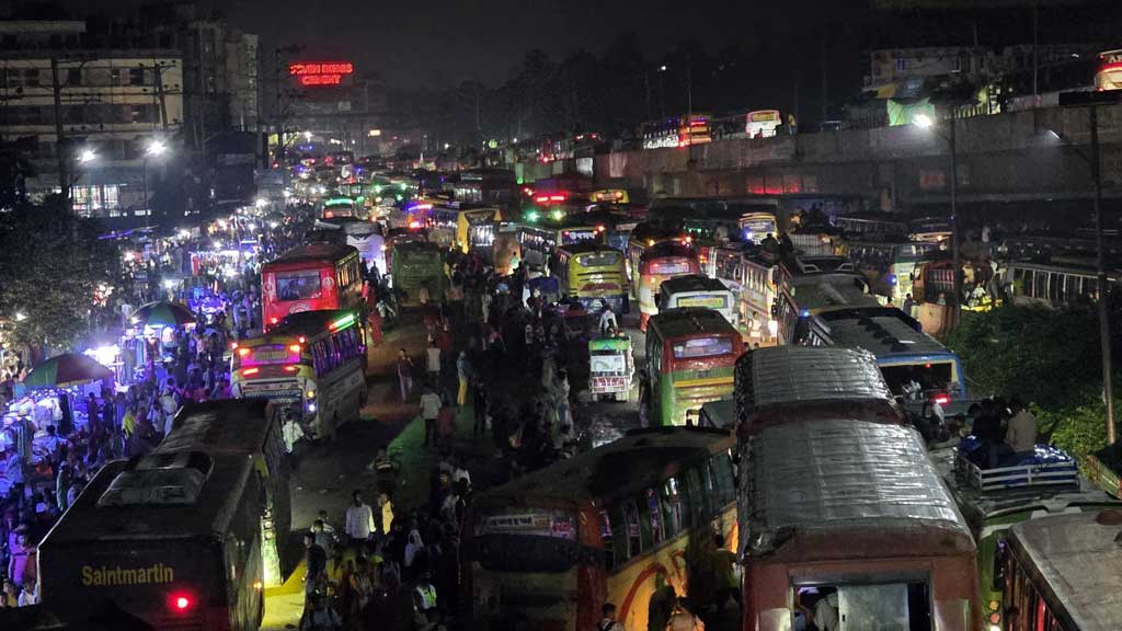 ঘরমুখী মানুষের চাপ: ঢাকা-টাঙ্গাইল মহাসড়কে তীব্রতর হয়েছে যানজট