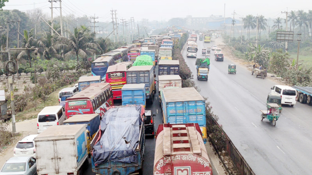 ঢাকা-চট্টগ্রাম মহাসড়কে তীব্র যানজট, চরম ভোগান্তি