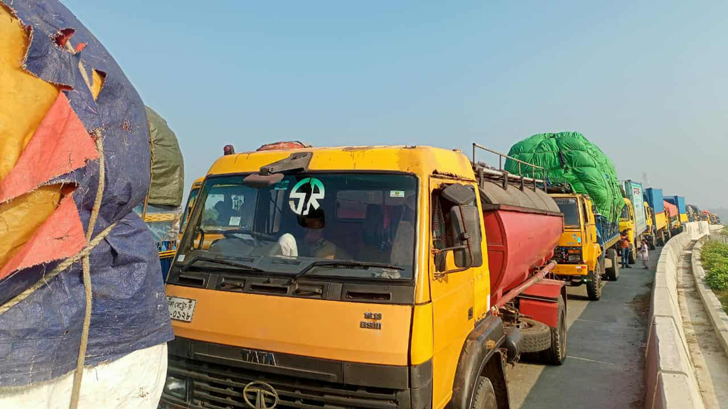 সিরাজগঞ্জে ঢাকা-বগুড়া মহাসড়কের তিন কিলোমিটারজুড়ে যানজট