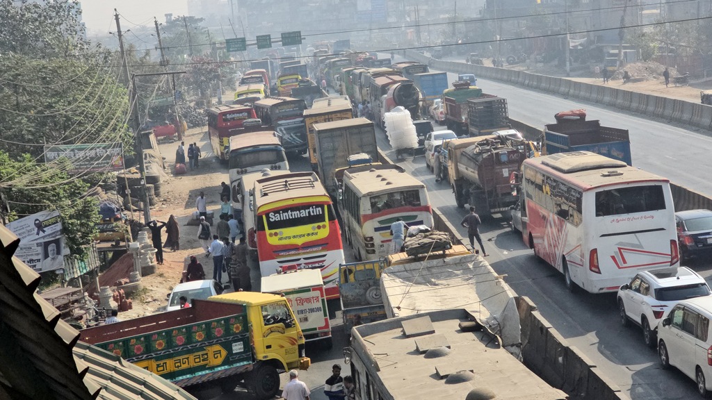 সাড়ে ৮ ঘণ্টায় কমেনি ঢাকা-চট্টগ্রাম মহাসড়কে যানজট, ভোগান্তি