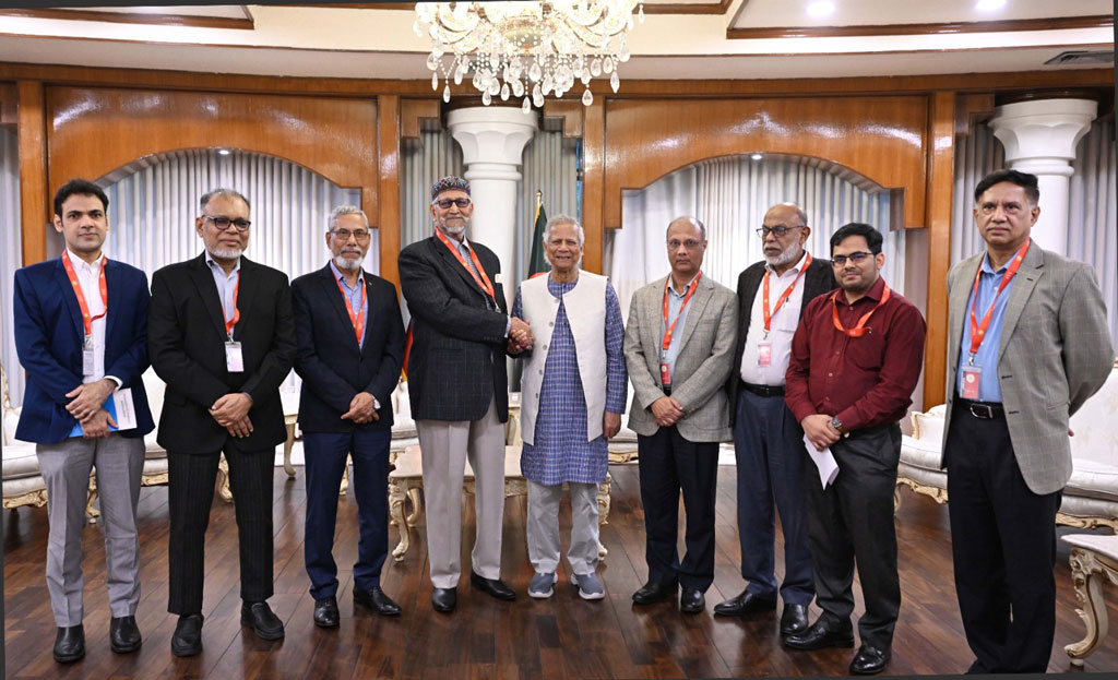 বিডিআর হত্যাকাণ্ডের তদন্ত কমিশনের সদস্য প্রধান উপদেষ্টার সঙ্গে সাক্ষাৎ করেন। ছবি: প্রেস উইং