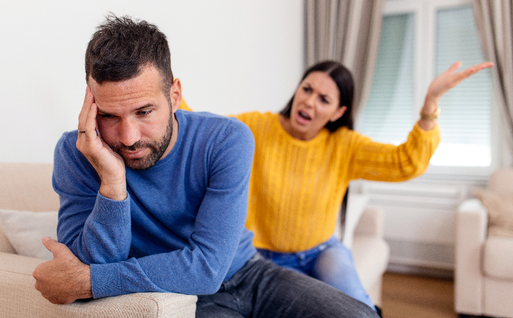 স্ত্রী রাগ করলে পুরুষেরা প্রায়ই নীরব থাকে কেন