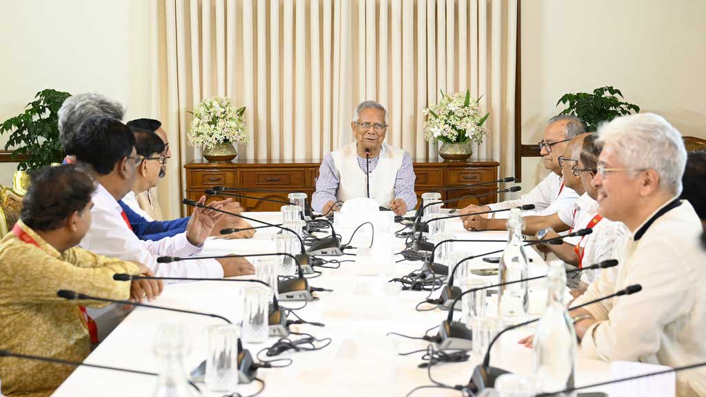 রাষ্ট্রীয় অতিথি ভবন যমুনায় বিভিন্ন রাজনৈতিক দলের প্রতিনিধিদের সঙ্গে বৈঠকে প্রধান উপদেষ্টা। ছবি: পিআইডি