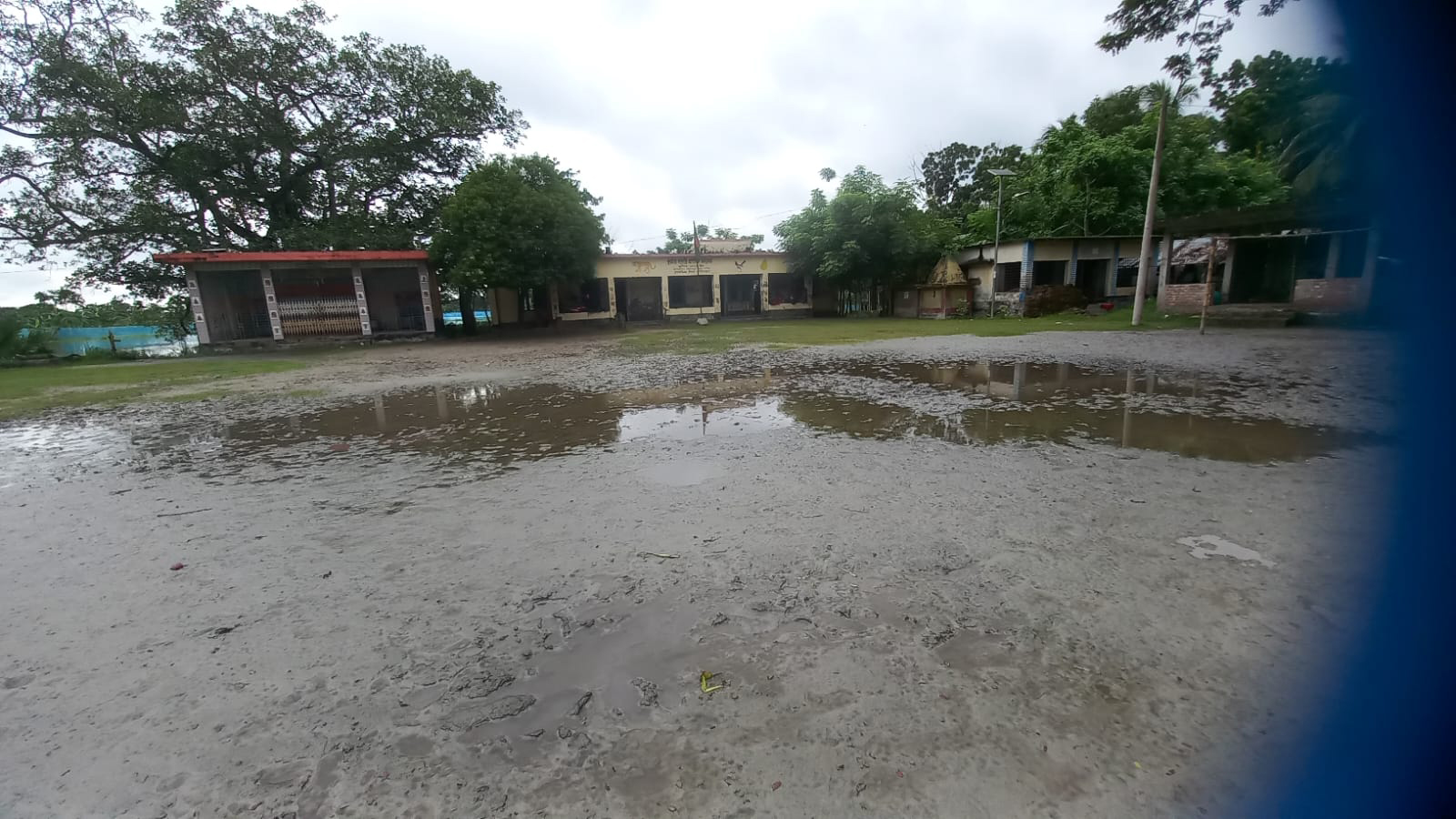 দায়সারাভাবে বিদ্যালয়ের মাঠ ভরাট করে প্রকল্পের টাকা লুট আওয়ামী নেতার