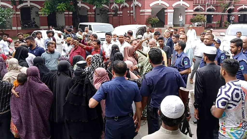 জামায়াত এমপির বাড়িতে হামলার ঘটনায় জেলা প্রশাসনের সমঝোতা সভা, বিক্ষোভে অবরুদ্ধ এমপি-এসপি