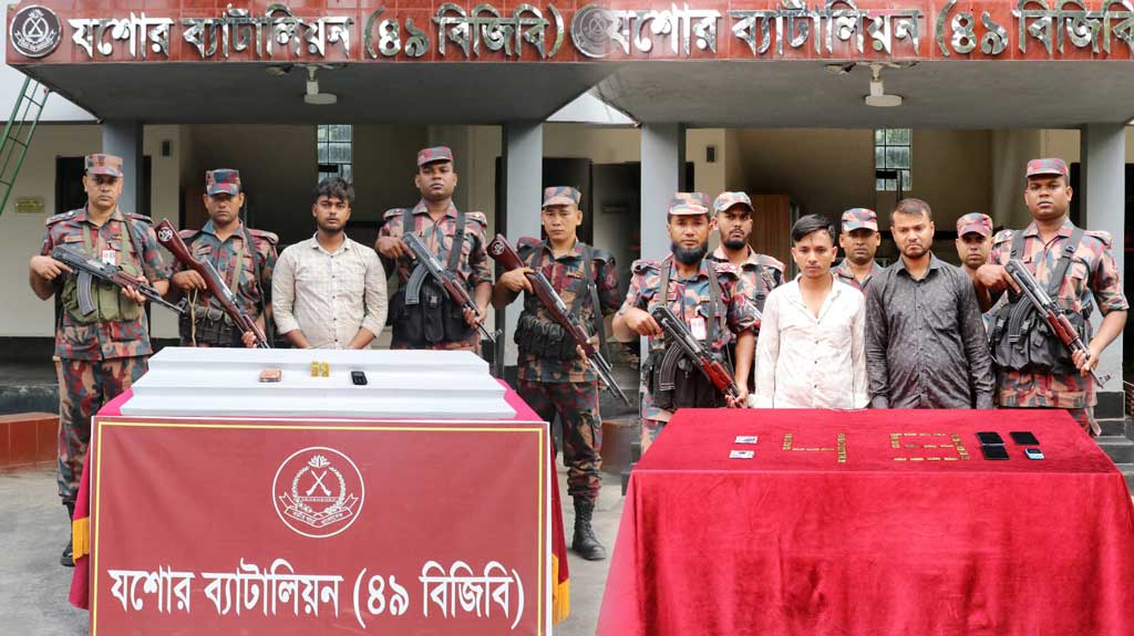 ভারতে পাচারকালে ৩৬টি সোনার বারসহ যশোরে আটক ৩