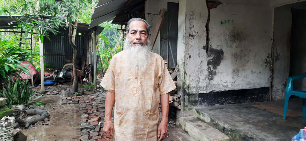 আজ বিশ্ব শিক্ষক দিবস: ৪০ বছর শিক্ষকতার পর আজ ওষুধ কেনারও সামর্থ্য নেই তাঁর