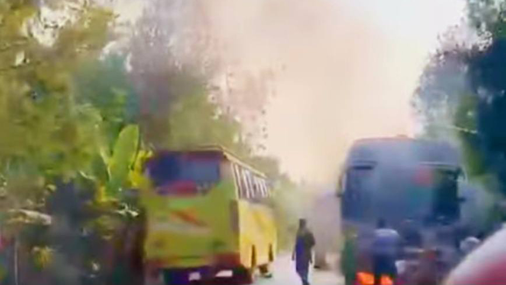 যশোরে চলন্ত যাত্রীবাহী বাসে আগুন