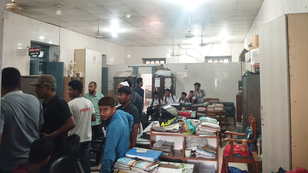 যশোরে কার্ড চাইতে যাওয়া প্রতিবন্ধীকে মারলেন ডিসি অফিসের কর্মচারীরা, আটকে রাখেন শিক্ষার্থীদের