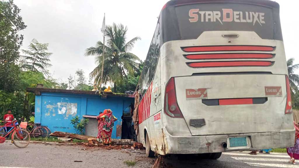 যশোরে এতিমখানায় ঢুকে পড়ল বাস, পৃথক দুর্ঘটনায় প্রাণ গেল ৩ জনের