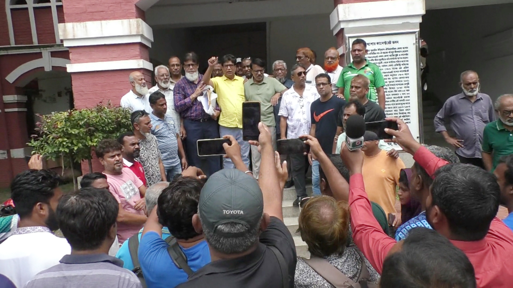 যশোর ক্রীড়া সংস্থার কমিটিতে সাবেক এমপির ভাই, জেলা প্রশাসকের কার্যালয় ঘেরাও