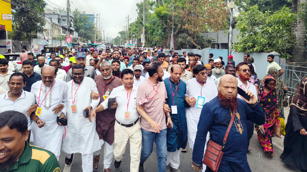 দলে দলে মিছিল নিয়ে প্রধানমন্ত্রীর জনসভায় যাচ্ছে মানুষ