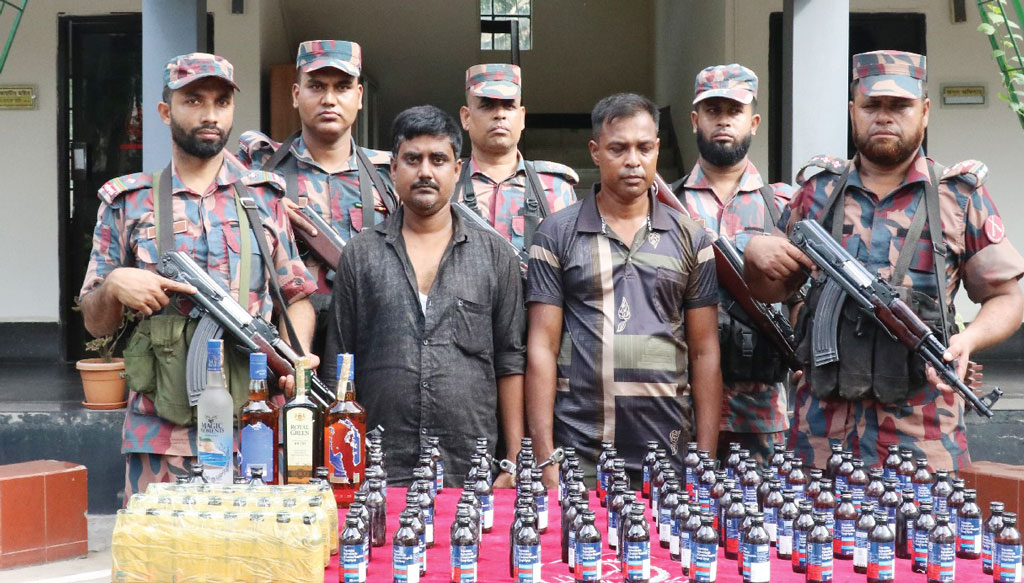 যশোর-নড়াইল মহাসড়কে বিপুল মাদকসহ ভারতীয় ও বাংলাদেশি নাগরিক আটক