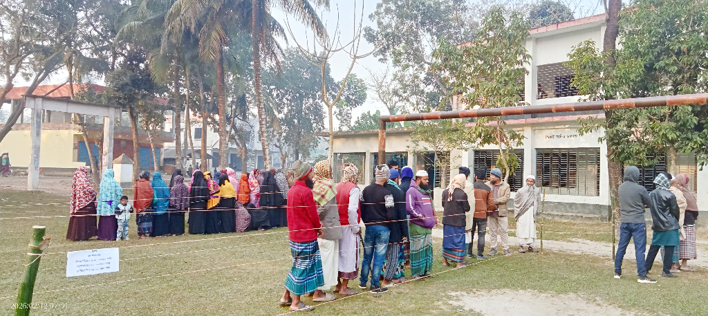 মনিরামপুরে ভোটারদের দীর্ঘ লাইন ‘ঈদের মতো আনন্দ মনে হচ্ছে’