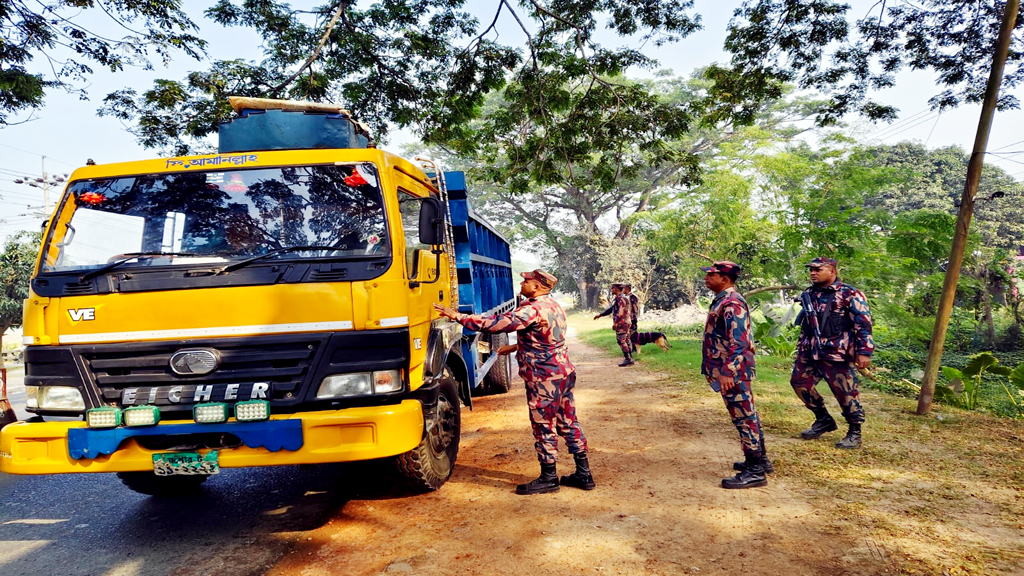 জ্বালানি তেল পাচারের আশঙ্কা, সীমান্তে বিজিবির টহল জোরদার