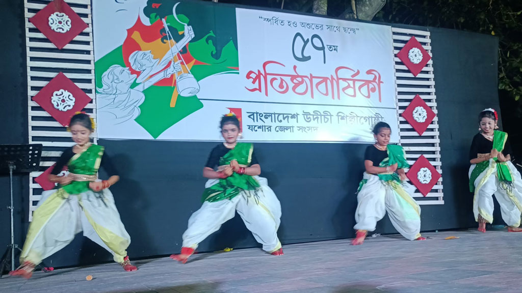 উদীচীর সভায় বক্তারা: সাংস্কৃতিক চর্চা আর ধর্মকে মুখোমুখি দাঁড় করানো হচ্ছে