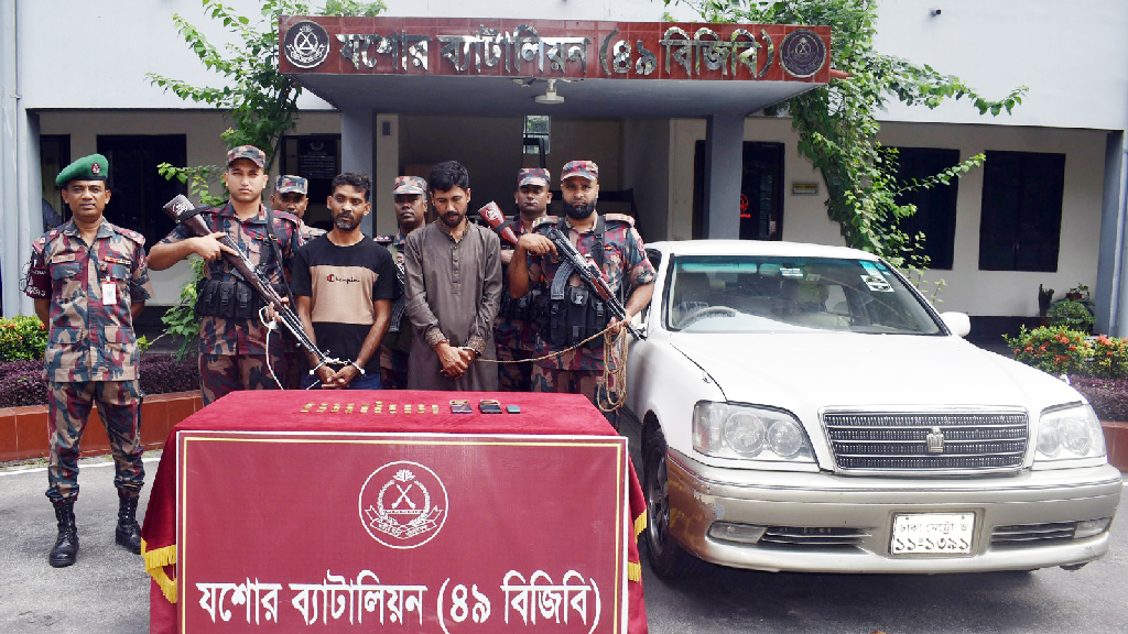 যশোরে ৭ কোটি টাকার স্বর্ণসহ দুই পাচারকারী আটক