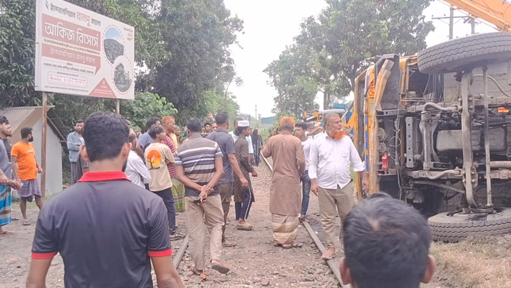 ট্রেনের ধাক্কায় দুমড়েমুচড়ে গেল ট্রাক, চালক নিহত