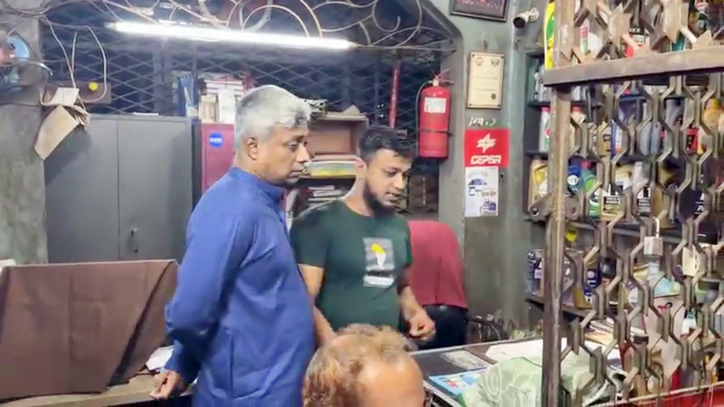 রাতের বেলায় হঠাৎ পেট্রলপাম্পে উপস্থিত জ্বালানি প্রতিমন্ত্রী