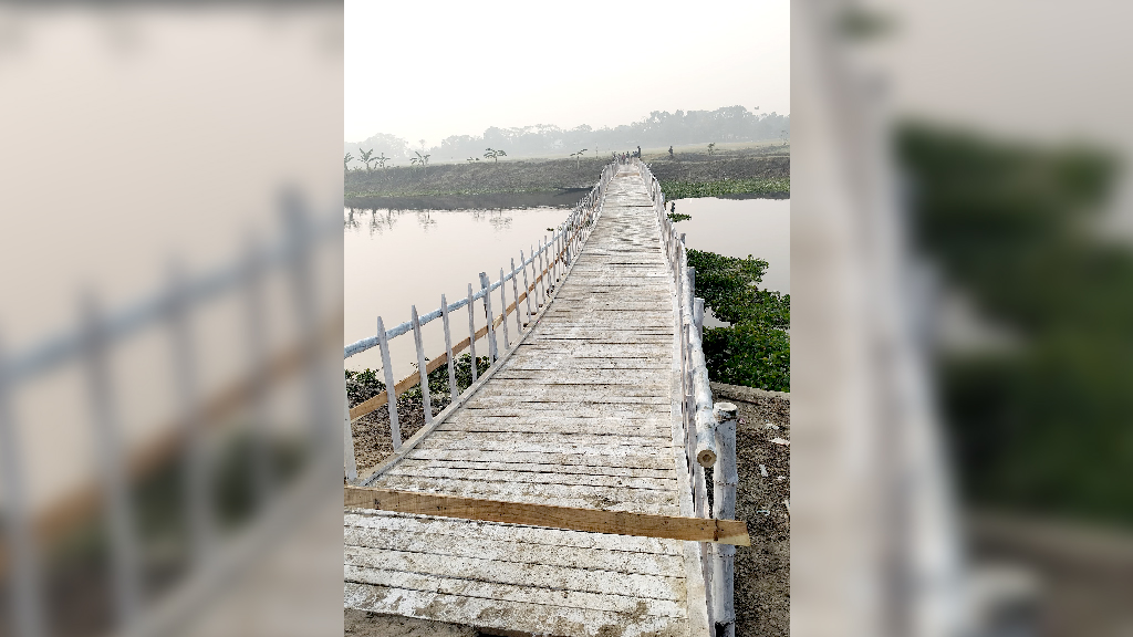 সাড়া দেননি জনপ্রতিনিধিরা, কপোতাক্ষ নদে ৫ লাখ টাকায় সেতু বানালেন প্রবাসী যুবক