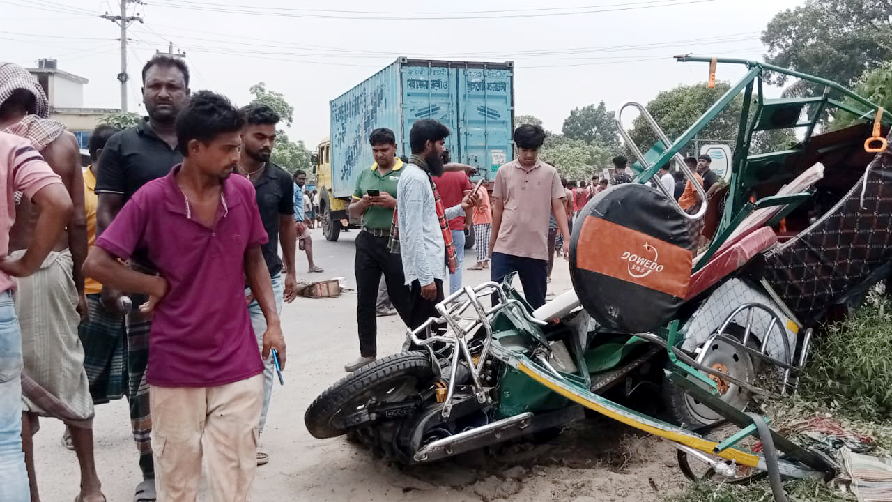 যশোরে কাভার্ড ভ্যানের চাপায় ইজিবাইক-ভ্যানের চার যাত্রী নিহত, কাভার্ড ভ্যানে আগুন