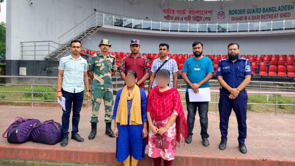 ভারতে পাচার হওয়া দুই নারী ফিরল দেশে