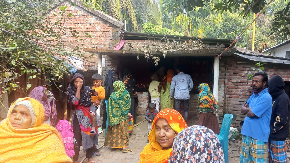 ফরিদপুরে সড়ক দুর্ঘটনায় নিহত তিনজনের মনিরামপুরের বাড়িতে মাতম