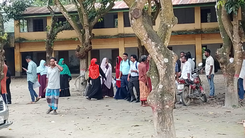১২ লাখ টাকায় ‘নিয়োগ’, পরীক্ষা না দিয়েই ফিরলেন ৮ চাকরিপ্রত্যাশী