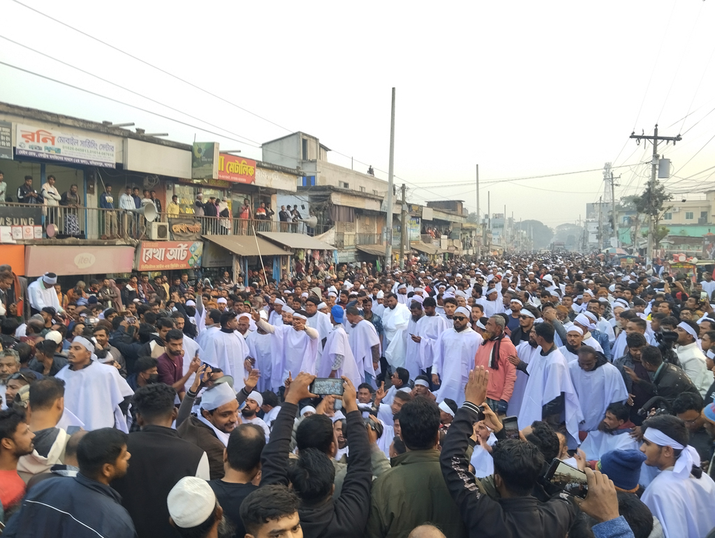 যশোরে জোট নয়, বিএনপি থেকে প্রার্থীর দাবিতে কাফনের কাপড় পরে বিক্ষোভ