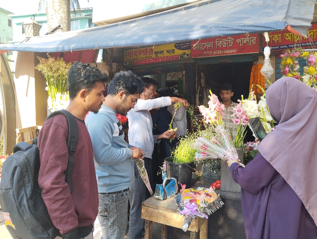 আজ বিশ্ব ভালোবাসা দিবস। একই দিনে প্রকৃতিতে ঋতুরাজ বসন্তের আগমন। এমন দিনে প্রিয় মানুষকে শুভেচ্ছা জানাতে ফুলের দোকানে ভিড় করছে নানা বয়সের মানুষ। চাহিদার শীর্ষে থাকা গোলাপ মানভেদে প্রতিটি বিক্রি হচ্ছে ২০ থেকে ৫০ টাকায়। গাড়িখানা এলাকা, যশোর, ১৪ ফেব্রুয়ারি। ছবি: জাহিদ হাসান